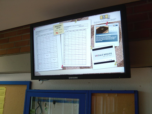 Der DSB-Monitor in der Pausenhalle der Edith-Stein-Realschule.